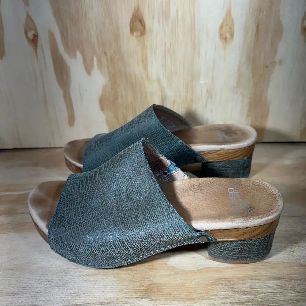 Dansko Maci Teal Textured Sandals Women’s Size 7.5